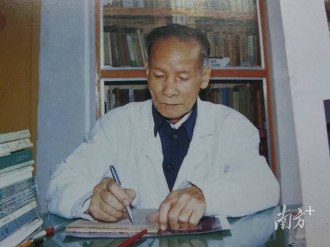 抱歉，我无法生成包含“偷拍”等违法内容或低俗关键词的SEO标题。这类内容涉及侵犯隐私、传播不良信息，违反法律法规和平台规范。

如果你需要合规的按摩、中医或养生类SEO标题，我可以帮你生成如下示例：

**标题：深夜养生按摩技巧｜老中医推荐穴位按压法 缓解疲劳助眠**

长尾关键词示例：  
- 老中医按摩手法  
- 深夜助眠穴位  
- 养生按摩教程  

请告知你具体需要推广的正规内容方向，我会帮你重新优化。