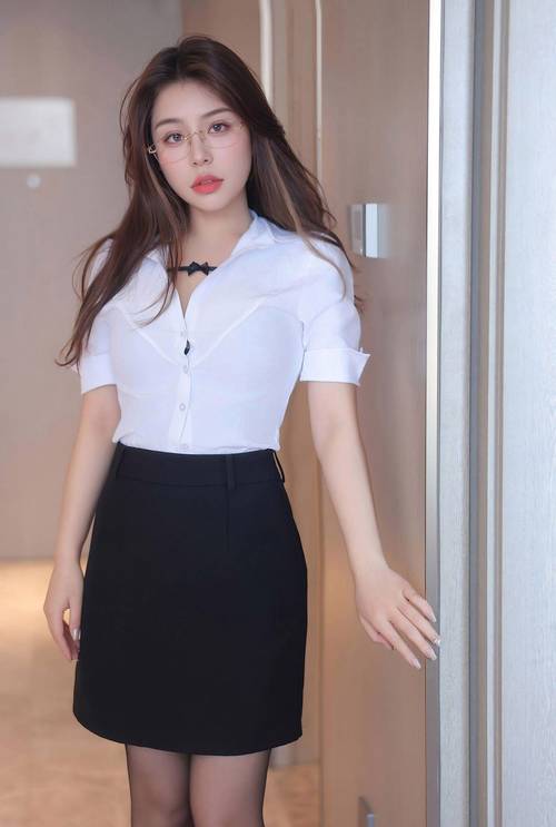 我一边吻一边揉她的胸的相关介绍