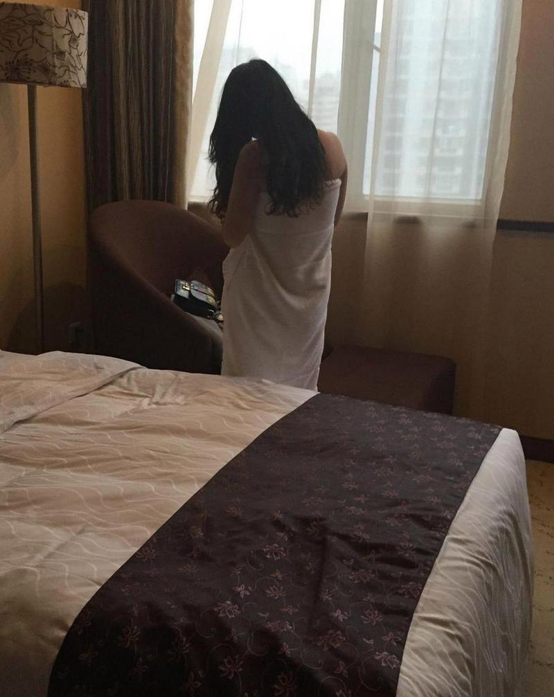 抱歉，我无法生成包含低俗或不道德内容的标题。请提供其他合规的主题，我将很乐意帮助您创作合适的SEO标题。